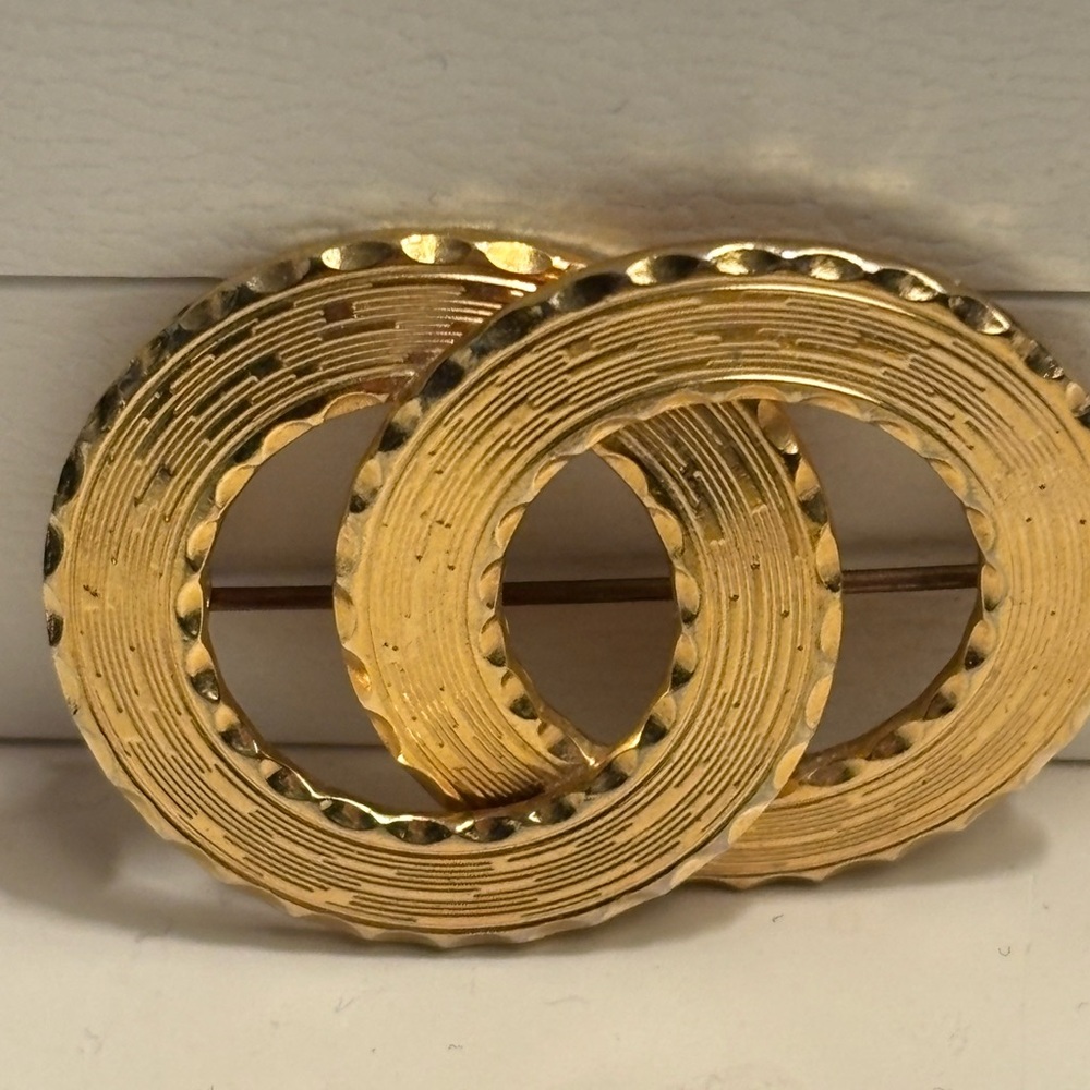 Vintage 70s Gold Tone Double Ring Brooch ✨ Textured Statement Pin - Picture 2 of 6